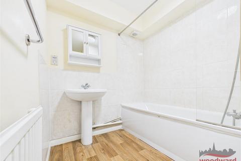 2 bedroom flat to rent, Chiltern Court, Buckingham Road, Harrow