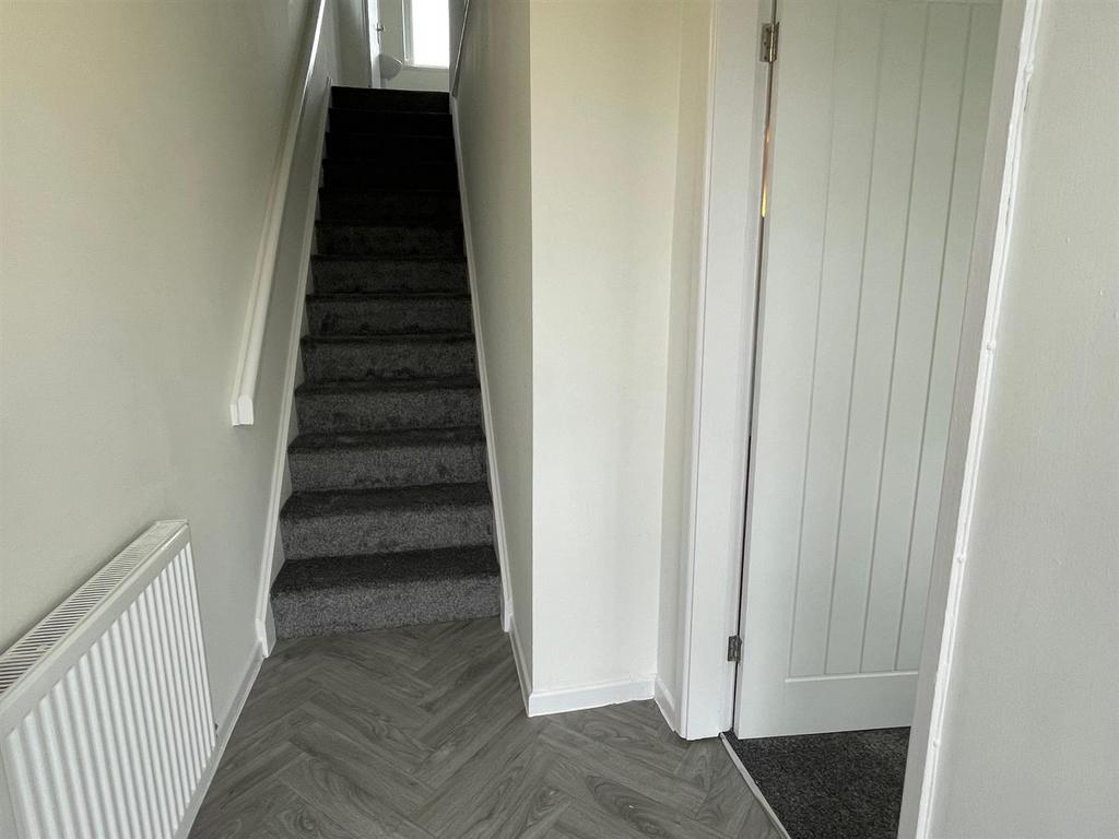 Entrance hall / stairs