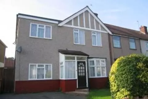 Well presented five bedroom house in a popular lo