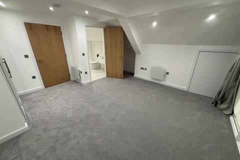 2 bedroom apartment to rent, Ashley Road, Hale, Altrincham