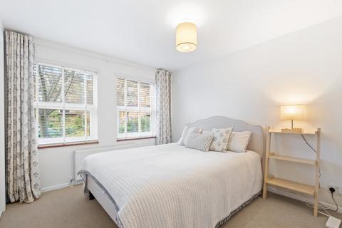 2 bedroom flat for sale, Paveley Drive, London