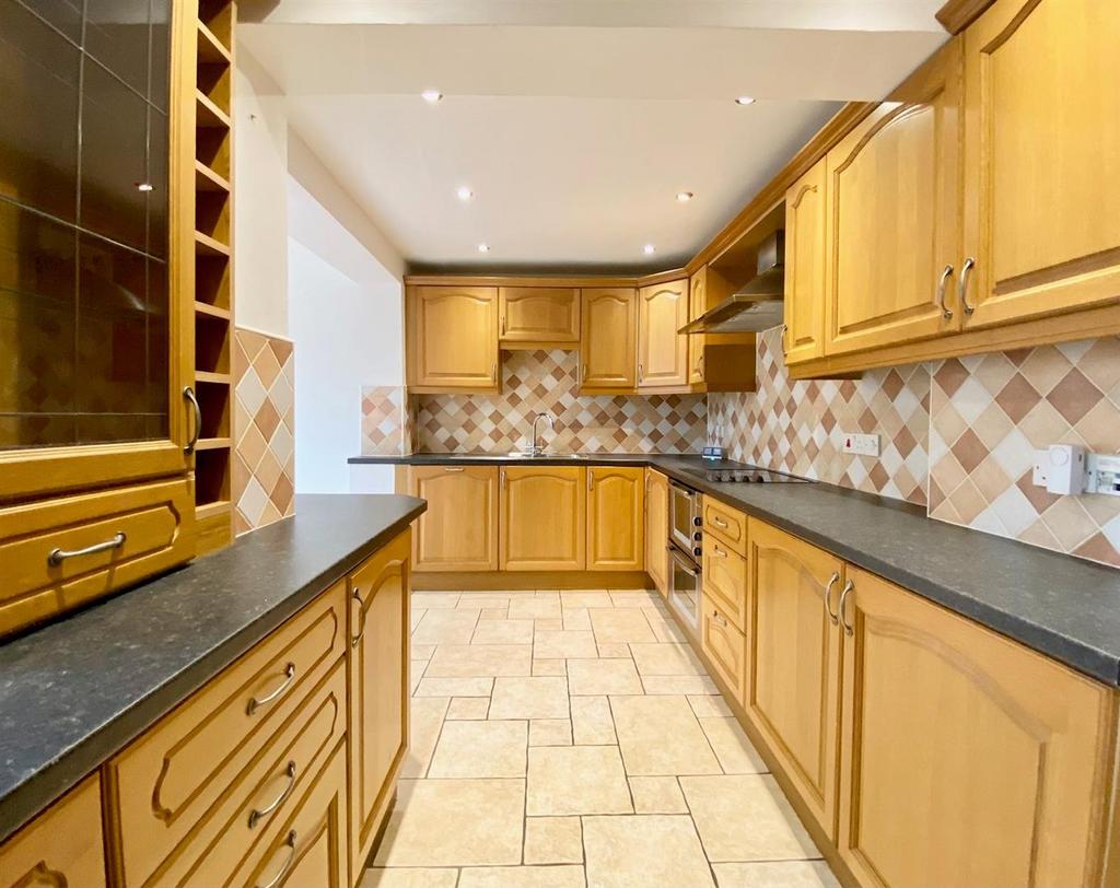Kitchen 2.jpg