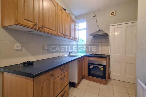 3 bedroom flat to rent, Crescent Road, Birkby, Huddersfield, West Yorkshire, HD2 2TF