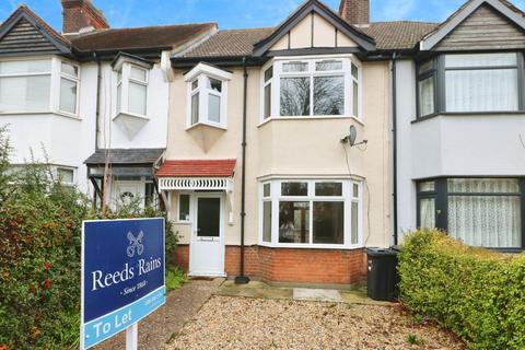 3 bedroom terraced house to rent, Tomswood Hill, Ilford IG6