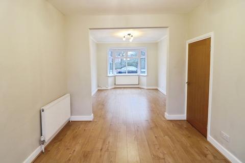 3 bedroom terraced house to rent, Tomswood Hill, Ilford IG6