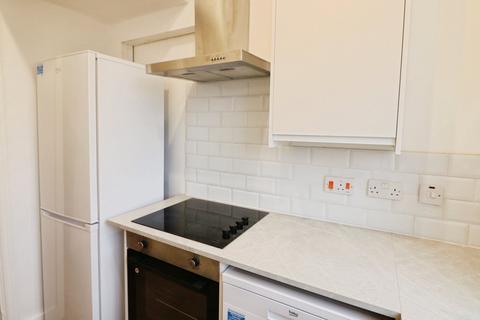 3 bedroom terraced house to rent, Tomswood Hill, Ilford IG6