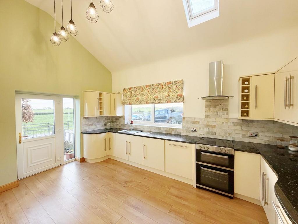 Kitchen 1.jpg