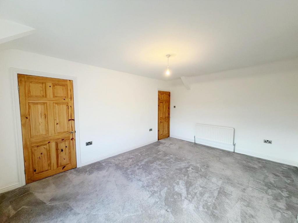 Bedroom 1 Pic 3.jpg