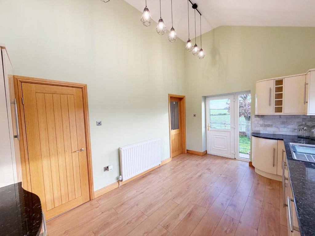 Kitchen 2.jpg