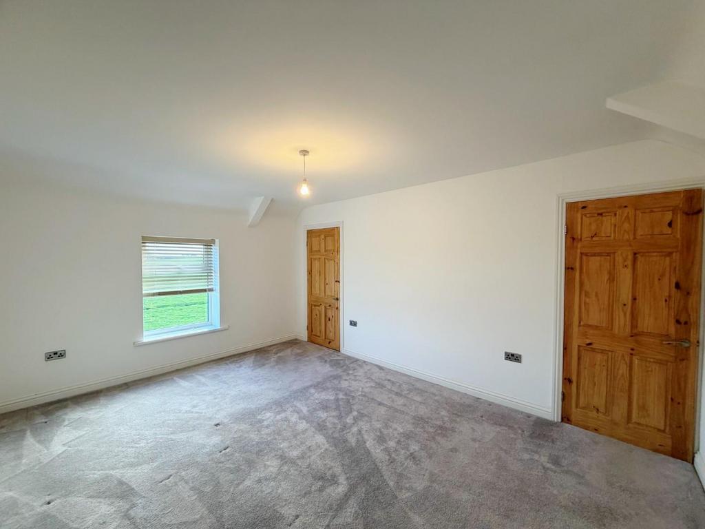 Bedroom 1 Pic 2.jpg