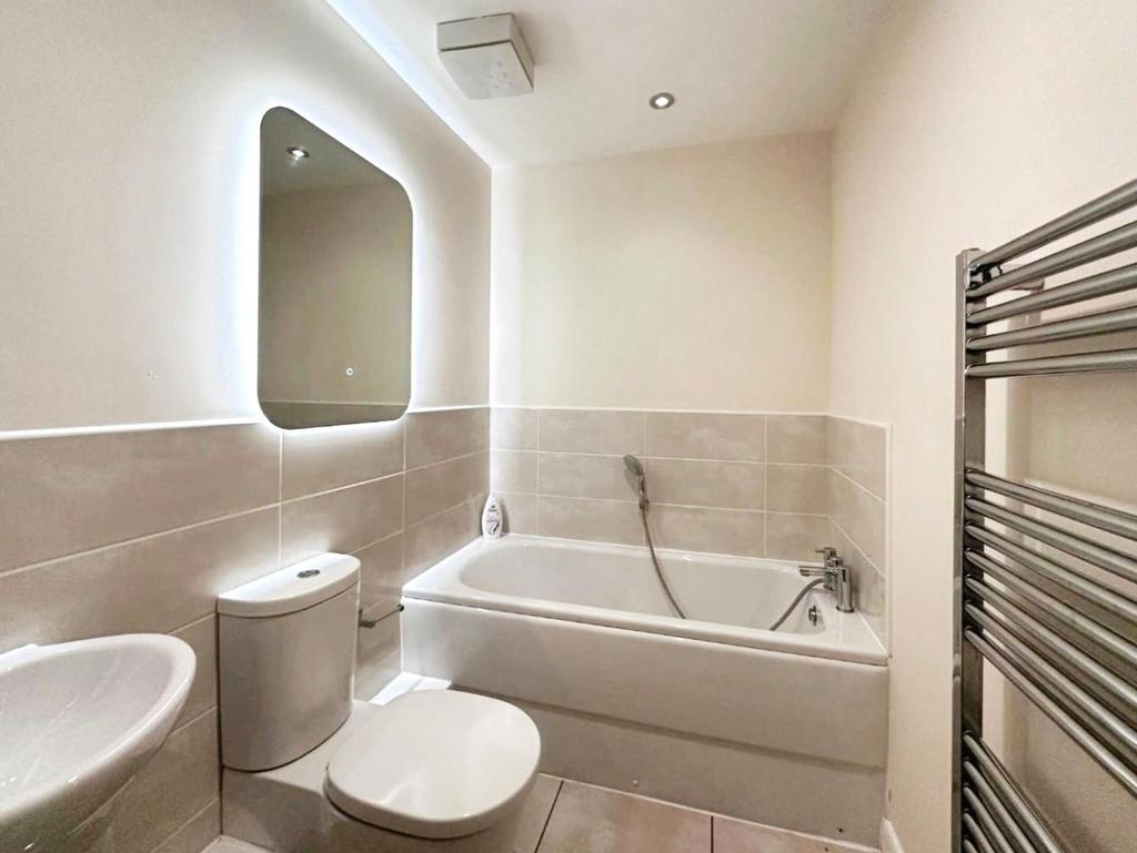 Fa8b13f4-bathroom 20grd 20floor.jpg