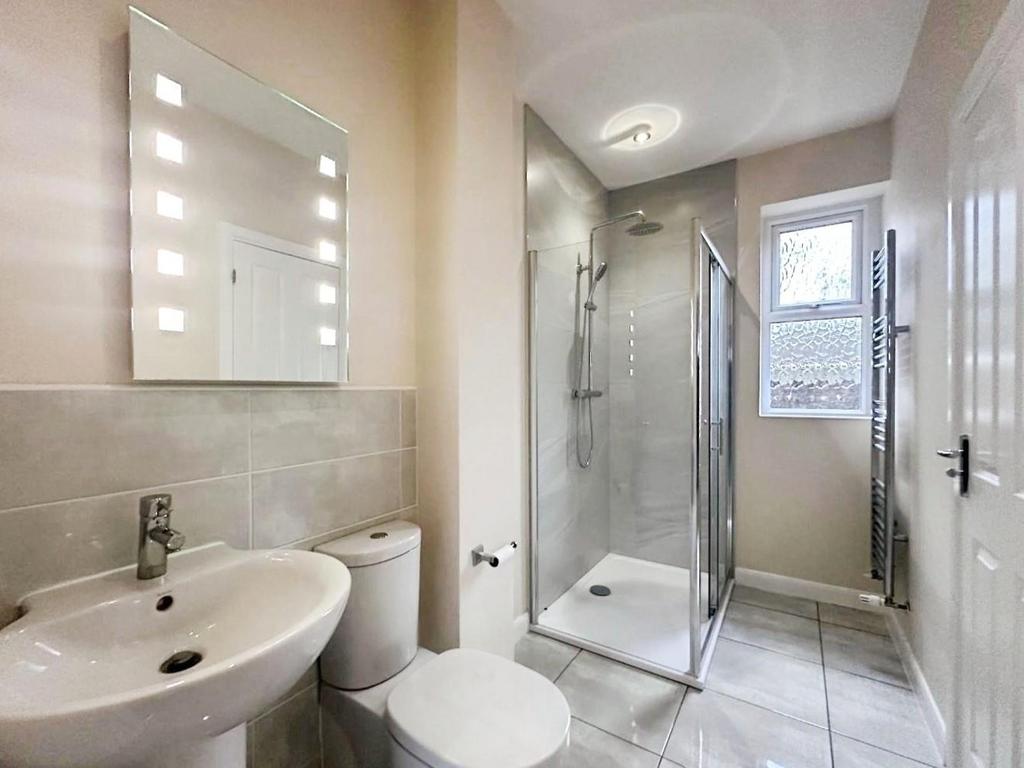 622284ea-Bathroom 20top 20floor.jpg