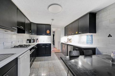 3 bedroom flat to rent, Weedington Road, London