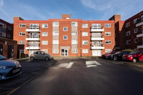 2 bedroom flat for sale, Grange Gardens, London N14