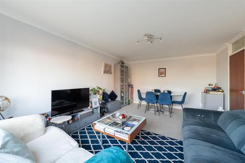 2 bedroom flat for sale, Grange Gardens, London N14