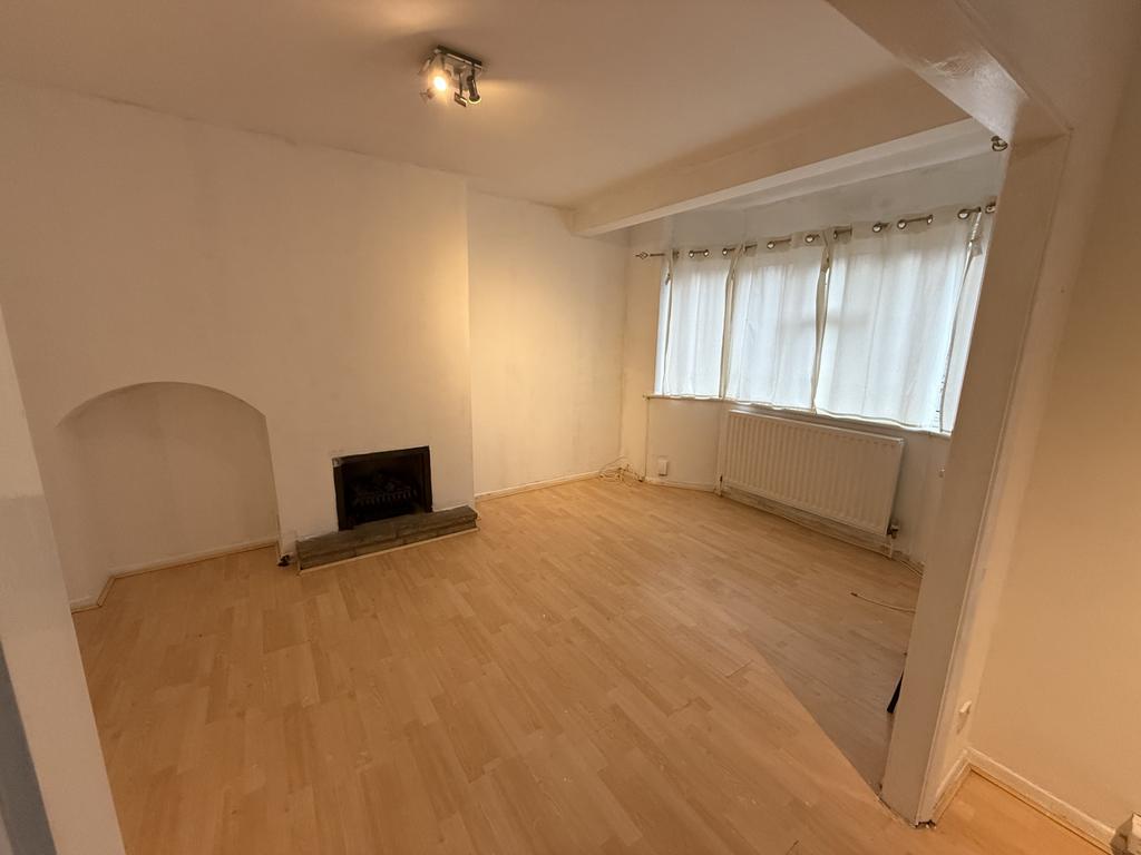 3 bed semi-detached house to rent Conisborough Cr