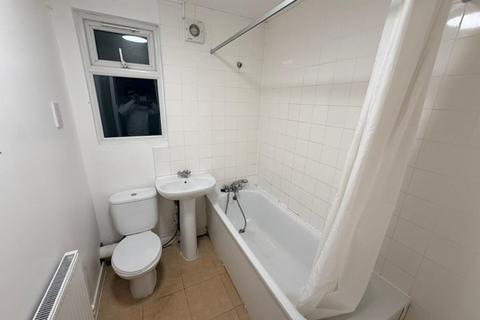 2 bedroom flat to rent, High Street, London