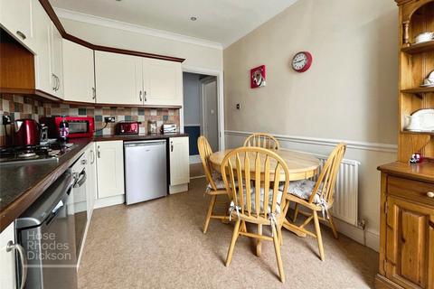 2 bedroom flat to rent, High Street, PO36
