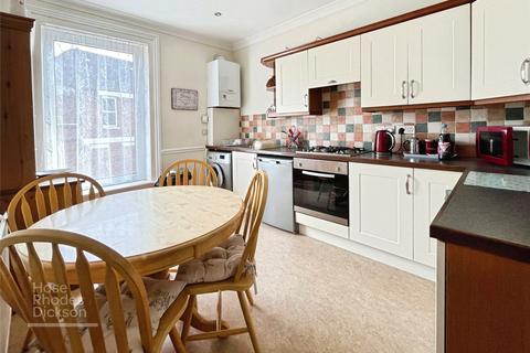 2 bedroom flat to rent, High Street, PO36
