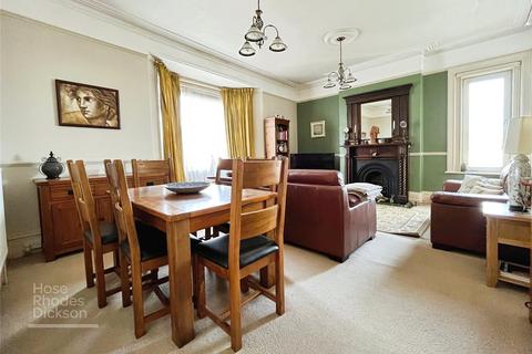 2 bedroom flat to rent, High Street, PO36