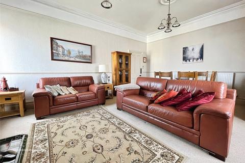 2 bedroom flat to rent, High Street, PO36