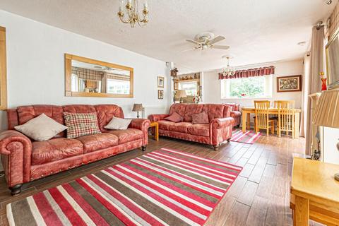 2 bedroom detached bungalow for sale, Kingsmead, Edlesborough