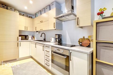 2 bedroom apartment for sale, Riverside Close, Romford