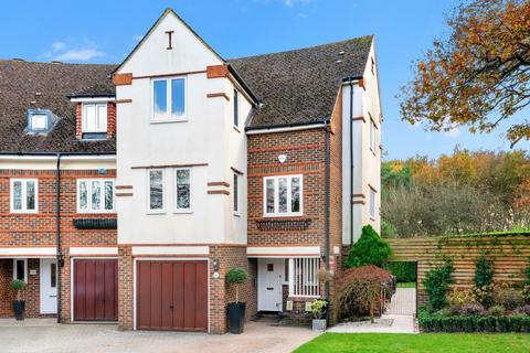 6 bedroom townhouse for sale, St. Nicholas Crescent,  Woking,  GU22