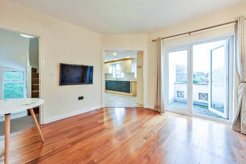 2 bedroom maisonette to rent, Summer Road, Thames Ditton, KT7