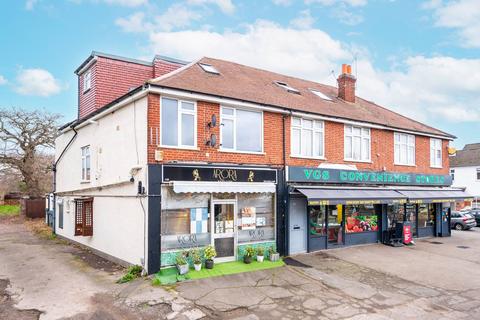 2 bedroom maisonette to rent, Summer Road, Thames Ditton, KT7