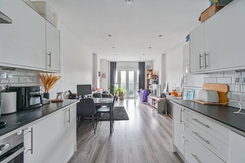 2 bedroom flat to rent, Bromley Road, Catford, London, SE6
