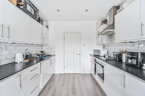 2 bedroom flat to rent, Bromley Road, Catford, London, SE6