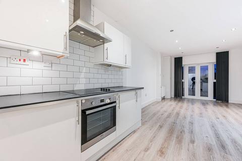 2 bedroom flat to rent, Bromley Road, Catford, London, SE6