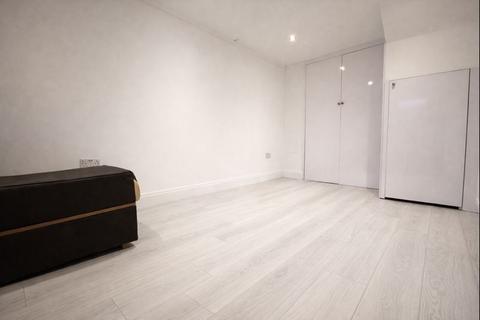 2 bedroom house to rent, 2 bedroom HOUSE in  Forest Gate E12
