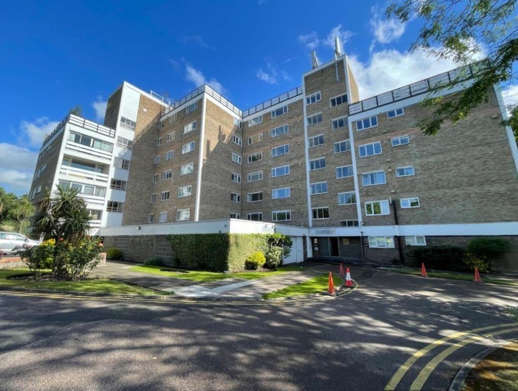 2 bed flat to rent Dolphin Court, London NW11