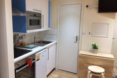 Studio to rent, High Road