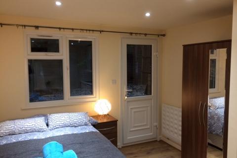 Studio to rent, High Road