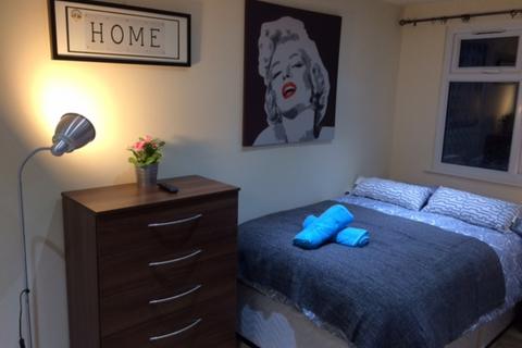 Studio to rent, High Road