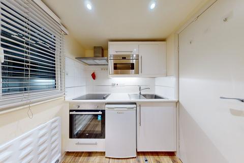 Studio to rent, High Road