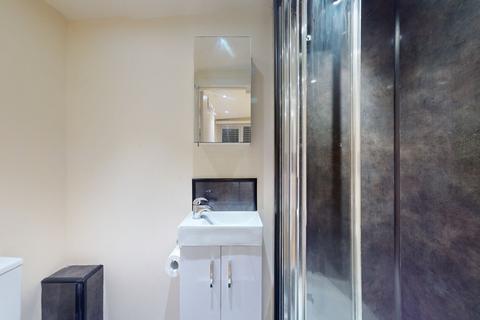 Studio to rent, High Road