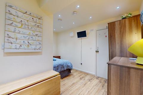Studio to rent, High Road