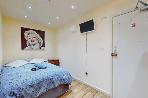 Studio to rent, High Road