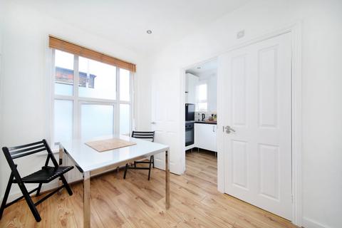 3 bedroom flat to rent, Brixton Hill, London SW2
