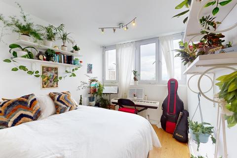2 bedroom flat to rent, Hall Place