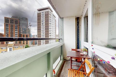 2 bedroom flat to rent, Hall Place