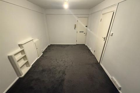 Studio to rent, Shepherds Bush Green, London