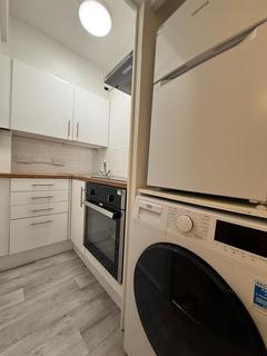 Studio to rent, Shepherds Bush Green, London