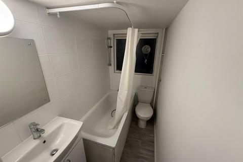 Studio to rent, Shepherds Bush Green, London