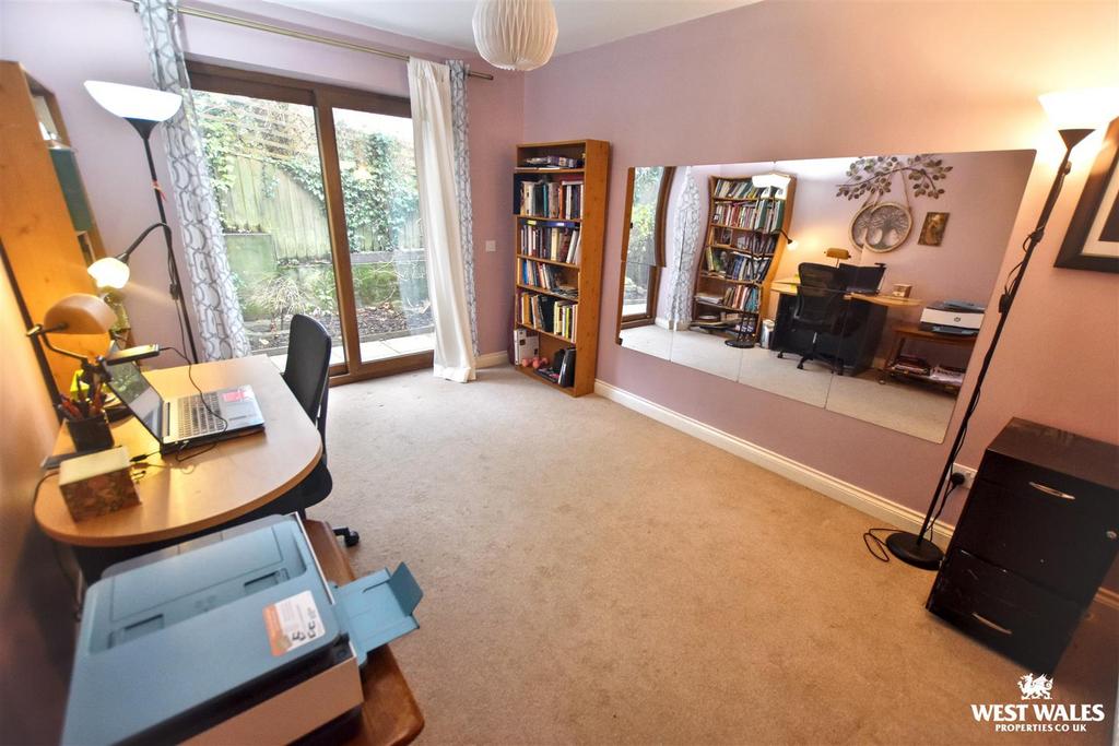 13 - 2025-12-01 T123118.305.jpg