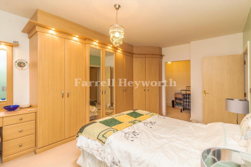 Bedroom 1 image 3